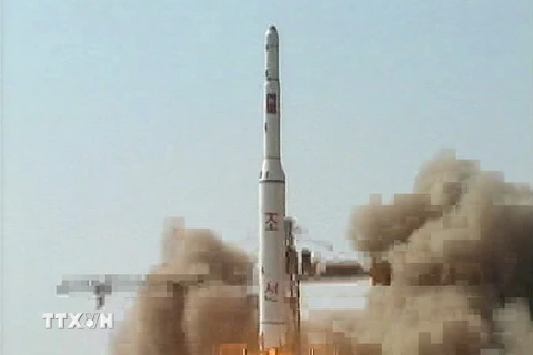 Tên lửa đẩy Unha-2 được cho là mang theo vệ tinh viễn thông Kwangmyongsong-2 rời bệ phóng ở Hwadae-gun thuộc tỉnh Bắc Hamgyong, Triều Tiên ngày 9/4/2009. (Nguồn: AFP/TTXVN)