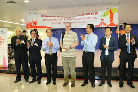 Khách quốc tế đầu tiên dùng thị thực điện tử Việt Nam đến TP.HCM