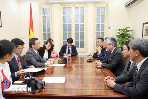 Phó Thủ tướng Vũ Đức Đam tiếp ông Masataka Watanabe, Chủ tịch kiêm Giám đốc điều hành báo Asahi Shimbun (Nhật Bản) đang thăm và làm việc tại Việt Nam. (Ảnh: Phạm Kiên/TTXVN)