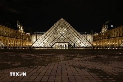 Bên ngoài Viện bảo tàng Louvre ngày 3/2. (Nguồn: AFP/TTXVN)