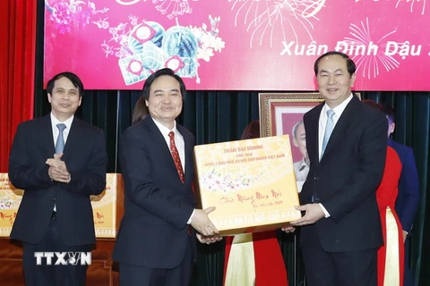 Chủ tịch nước Trần Đại Quang tặng quà cho Bộ Giáo dục và Đào tạo. (Ảnh: Nhan Sáng/TTXVN)