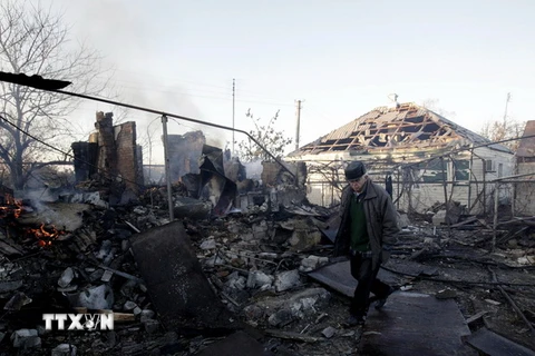 Nhà cửa bị phá hủy sau một vụ cháy nổ tại Lugansk. (Nguồn: AFP/TTXVN)