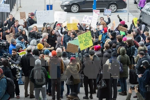 Người dân Mỹ biểu tình phản đối sắc lệnh cấm người tị nạn nhập cảnh của tân Tổng thống Mỹ. (Nguồn: AFP/ TTXVN)