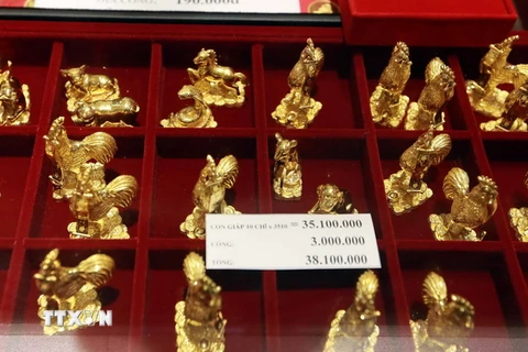 Sản phẩm được chế tác theo hình con giáp (gà) được bán tại Công ty Vàng bạc Phú Quý trên phố Trần Nhân Tông, quận Hai Bà Trưng, Hà Nội. (Ảnh: Trần Việt/TTXVN)
