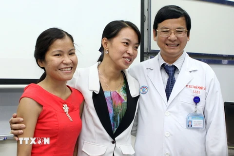 Niềm vui và hạnh phúc của bác sĩ và hai bệnh nhân ghép thận đổi chéo. (Ảnh: Phương Vy/TTXVN)