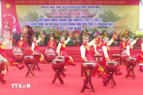 Biểu diễn nghệ thuật tại Lễ kỷ niệm 940 năm Chiến thắng Như Nguyệt (1077-2017). (Ảnh: Thái Hùng/TTXVN)