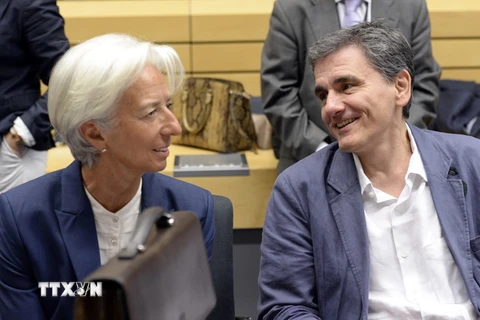 Giám đốc IMF Christine Lagarde (trái) và Bộ trưởng Tài chính Hy Lạp Euclid Tsakalotos tại Hội nghị các Bộ trưởng Tài chính khu vực đồng tiền chung châu Âu ở Brussels, Bỉ ngày 12/7/2015. (Nguồn: AFP/TTXVN)
