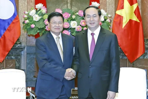 Chủ tịch nước Trần Đại Quang tiếp Thủ tướng Lào Thongloun Sisoulith nhân dịp sang dự Kỳ họp lần thứ 39 Ủy ban Liên Chính phủ về hợp tác song phương Việt Nam-Lào. (Ảnh: Nhan Sáng/TTXVN)
