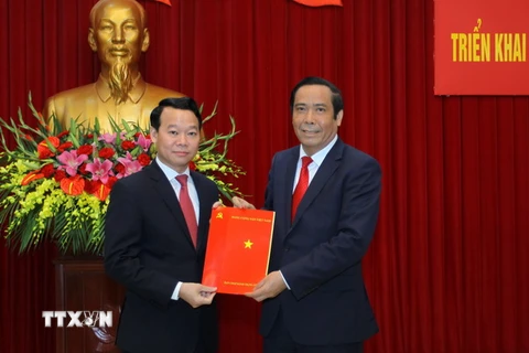 Đồng chí Nguyễn Thanh Bình, Phó Trưởng ban Thường trực Ban Tổ chức Trung ương trao Quyết định cho đồng chí Đỗ Đức Duy. (Ảnh: Thế Duyệt/TTXVN)
