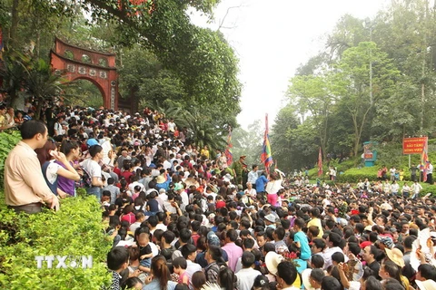 Người dân tới thăm khu di tích Đền Hùng. (Ảnh: Quốc Khánh/TTXVN)