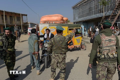 Lực lượng an ninh Afghanistan phong tỏa tuyến đường tới căn cứ không quân Bagram sau vụ nổ. (Nguồn: AFP/TTXVN)