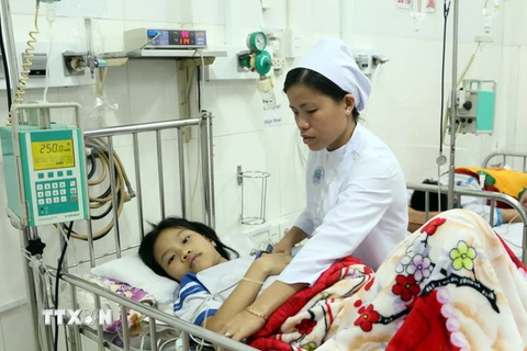Một trường hợp đang được cấp cứu tại Bệnh viện Đa khoa tỉnh Vĩnh Long. (Ảnh: Phạm Minh Tuấn/TTXVN)