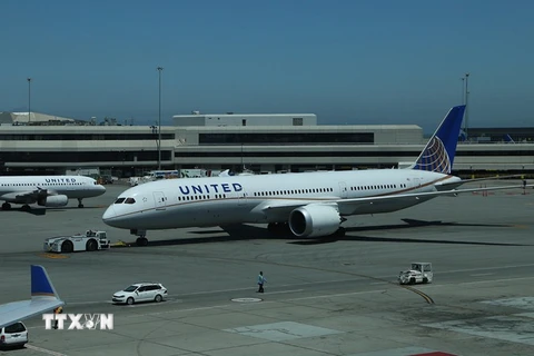 Máy bay 787-9 của Hãng United Airlines tại sân bay quốc tế San Francisco ( Mỹ). (Nguồn: AFP/TTXVN)