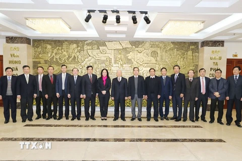 Tổng Bí thư Nguyễn Phú Trọng và các đại biểu chụp ảnh chung với lãnh đạo Ban Kinh tế Trung ương. (Ảnh:Trí Dũng/TTXVN)