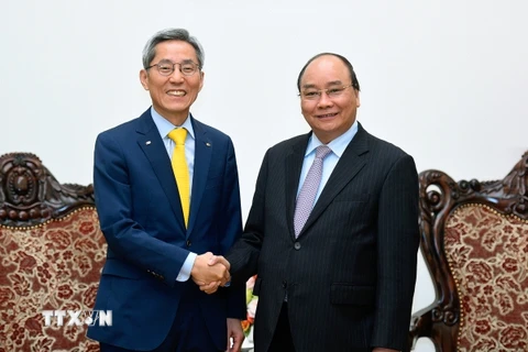 Thủ tướng Nguyễn Xuân Phúc tiếp ông Yoon Jong-kyoo, Chủ tịch Tập đoàn Tài chính KB Kookmin (Hàn Quốc). (Ảnh: Thống Nhất/TTXVN)