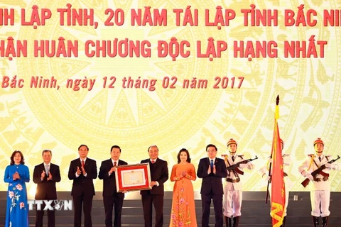 Thủ tướng Nguyễn Xuân Phúc thừa ủy quyền của Chủ tịch nước trao tặng Huân chương Độc lập hạng Nhất cho tỉnh Bắc Ninh. (Ảnh: Thống Nhất/TTXVN)
