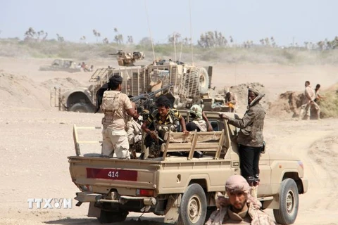 Lực lượng Chính phủ Yemen sau khi giành quyền kiểm soát phía đông nam thị trấn Mokha từ phiến quân Houthi ngày 23/1. (Nguồn: AFP/TTXVN)