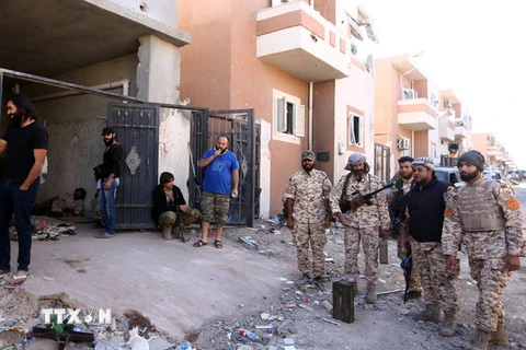 Lực lượng trung thành với Chính phủ Đoàn kết dân tộc Libya gác tại một trạm kiểm soát ở thành phố Sirte. (Nguồn: THX/TTXVN)