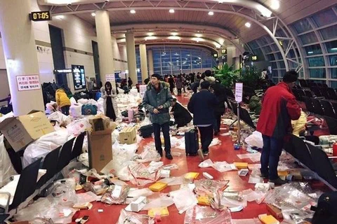Sảnh sân bay ngập tràn rác. (Nguồn: Shanghaiist.com)