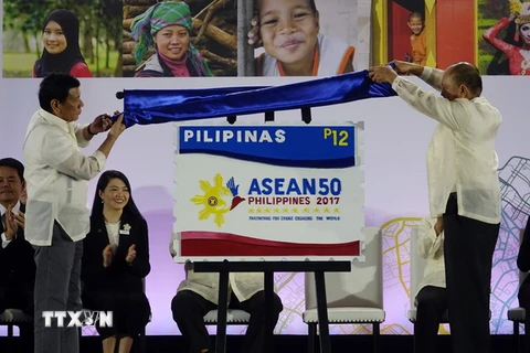 Tổng thống Philippines Rodrigo Duterte (trái) tại lễ đảm nhận cương vị Chủ tịch luân phiên ASEAN 2017 ở Davao. (Nguồn: EPA/TTXVN)
