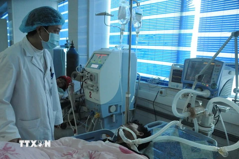 Một nạn nhân ngộ độc rượu được cấp cứu tại Bệnh viện Đa khoa tỉnh Lai Châu trước đó. (Ảnh: Công Hải/TTXVN)