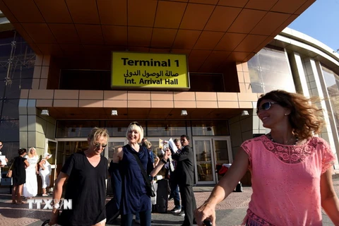 Hành khách tại sân bay quốc tế Sharm El-Sheikh của Ai Cập. (Nguồn: AFP/TTXVN)
