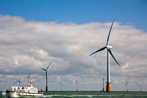 Các cánh quạt trong trang trại điện gió trên biển ở đông nam nước Anh. (Nguồn: AFP/TTXVN)