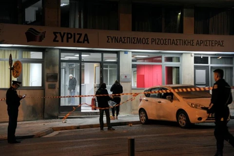 Cảnh sát đứng gác trước cửa trụ sở đảng Syriza sau vụ tấn công. (Nguồn: Reuters)