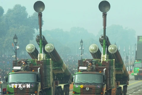 Các loại tên lửa của quân đội Ấn Độ tham gia lễ duyệt binh ở New Delhi nhân kỷ niệm Ngày Cộng hòa (26/1/2016). (Nguồn: THX/TTXVN)