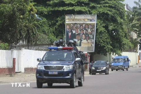 Cảnh sát tuần tra tại Kinshasa, Congo. (Nguồn: AP/TTXVN)