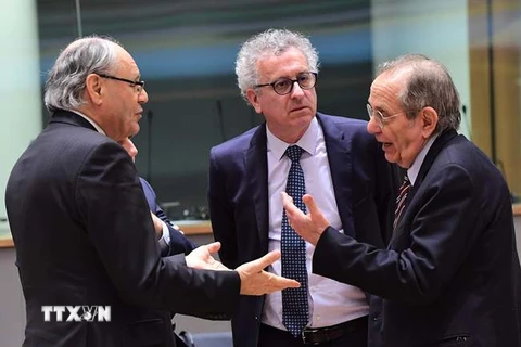 Bộ trưởng Tài chính các nước thảo luận bên lề Hội nghị Bộ trưởng Tài chính nhóm Eurogroup tại Brussels, Bỉ ngày 26/1. (Nguồn: AFP/TTXVN)