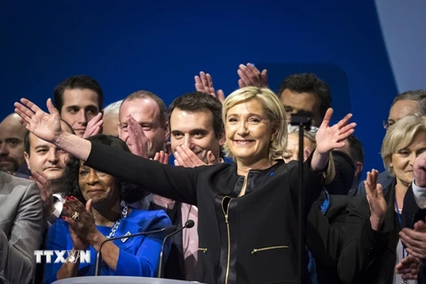 Ứng cử viên Marine Le Pen (giữa) phát biểu khởi động chiến dịch tranh cử ở Lyon ngày 5/2. (Nguồn: EPA/TTXVN)