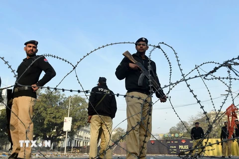 Cảnh sát Pakistan gác tại hiện trường một vụ đánh bom liều chết ở Lahore. (Nguồn: AFP/TTXVN)
