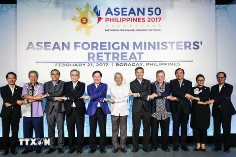 Các Ngoại trưởng ASEAN tại Hội nghị hẹp các Bộ trưởng Ngoại giao ASEAN ở Boracay ngày 21/2. (Nguồn: EPA/TTXVN)