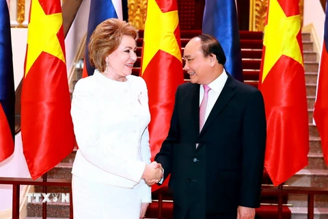 Thủ tướng Nguyễn Xuân Phúc tiếp bà Valentina Ivanovna Matvienko, Chủ tịch Hội đồng Liên bang (Thượng viện), Quốc hội Liên bang Nga đang ở thăm chính thức Việt Nam. (Ảnh: Thống Nhất/TTXVN)