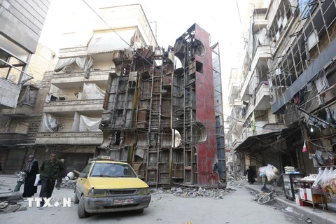 Cảnh đổ nát sau các cuộc giao tranh tại thị trấn Bustan Alqasr ở Aleppo ngày 2/ 2. (Nguồn: EPA/TTXVN)