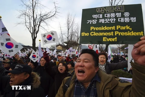 Người ủng hộ bà Park Geun-hye tuần hành tại Seoul, phản đối quyết định luận tội bà ngày 17/12/2016. (Nguồn: AFP/TTXVN)