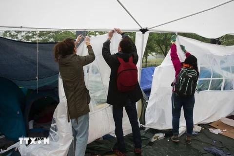 Lều tạm trong khu trại tị nạn Jardin d'Eole, thủ đô Paris, Pháp bị dỡ bỏ ngày 6/6/2016. (Nguồn: AFP/TTXVN)