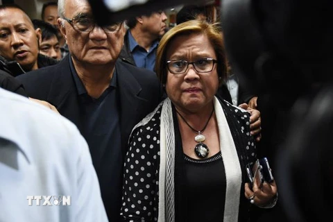 Thượng nghị sỹ Philippines Leila de Lima (giữa, phải) được áp giải bởi lực lượng an ninh tới cuộc họp báo ở Manila ngày 23/2. (Nguồn: AFP/TTXVN)