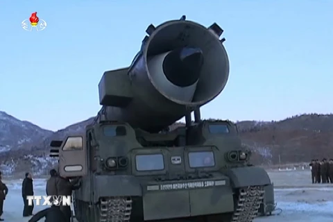 Binh sỹ Triều Tiên chuẩn bị phóng thử tên lửa đất đối đất tầm trung Pukguksong-2 tại căn cứ không quân Banghyon ở tỉnh Bắc Phyongan ngày 13/2. (Nguồn: YONHAP/TTXVN)