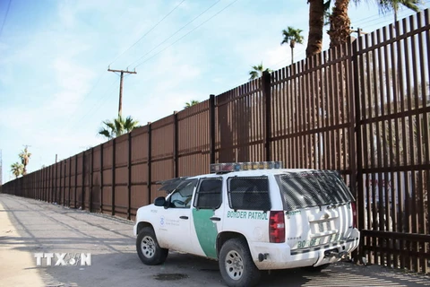 Bức tường biên giới giữa Mỹ và Mexico ở Calexico, bang California ngày 31/1. (Nguồn: AFP/TTXVN)