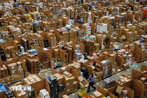 Công nhân làm việc tại một trung tâm của tập đoàn Amazon ở Hempstead, phía bắc London, Anh ngày 25/5/2015. (Nguồn: AFP/TTXVN)