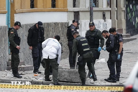 Cảnh sát Colombia điều tra tại hiện trường vụ nổ. (Nguồn: AFP/TTXVN)