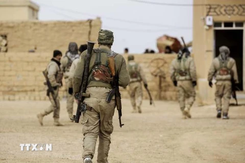 Lực lượng dân chủ Syria trong đợt giao tranh với Tổ chức nhà nước Hồi giáo (IS) tự xưng ở làng Bir Fawaz ngày 8/2. (Nguồn: AFP/TTXVN)