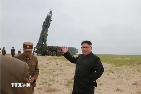 Nhà lãnh đạo Triều Tiên Kim Jong-un giám sát vụ thử tên lửa tầm trung Musudan ở thành phố Wonsan ngày 23/6/2016. (Nguồn: YONHAP/TTXVN)