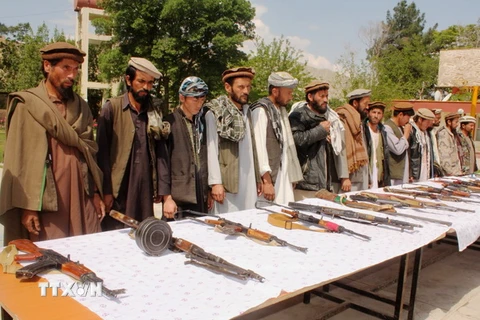 Các tay súng Taliban hạ vũ khí ra hàng chính quyền tại Baghlan, miền bắc Afghanistan ngày 23/4/2016. (Nguồn: THX/TTXVN)