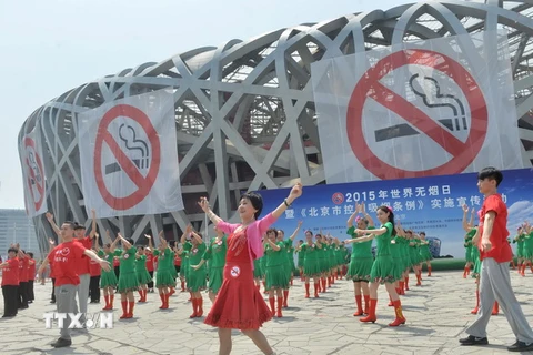 Biểu diễn tuyên truyền về tác hại của hút thuốc lá bên ngoài sân vận động 'Tổ Chim' ở thủ đô Bắc Kinh. (Nguồn: AFP/TTXVN)