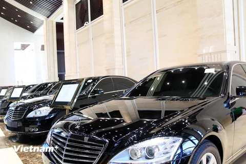Những chiếc xe Mercedes-Benz được bán tại buổi đấu giá. (Ảnh: Phạm Kiên/Vietnam+)