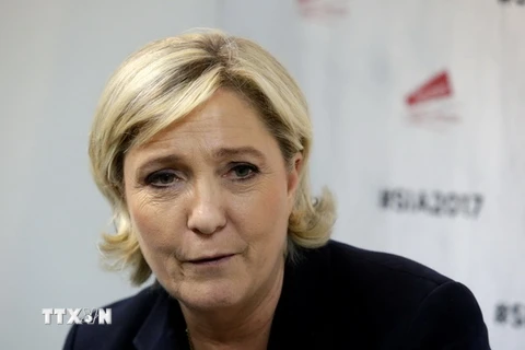 Bà Marine Le Pen (trái) tại thủ đô Paris ngày 28/2. (Nguồn: AFP/TTXVN)