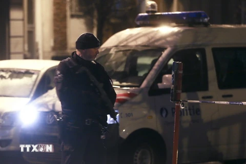 Cảnh sát Bỉ làm nhiệm vụ tại một tuyến đường ở quận Molenbeek, Brussels ngày 14/1. (Nguồn: EPA/TTXVN)